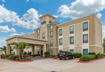 Comfort Inn & Suites FM1960-Champions allows 18 year olds to book a room