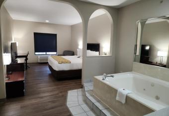 Baymont by Wyndham Houston Brookhollow has rooms with a private hot tub