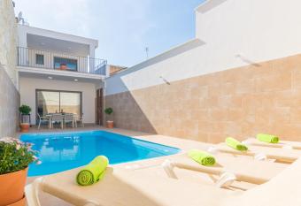 Can Serra has Balcony rooms