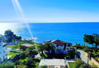 SUNSET VALLEY has Balcony rooms