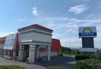 Days Inn by Wyndham Harrisonburg has Smoking rooms