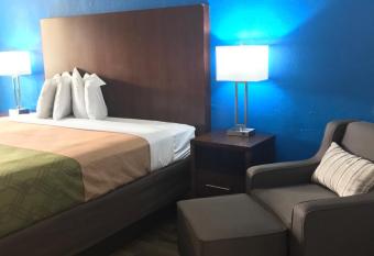 Econo Lodge Inn & Suites I-64 & Us 13 has Smoking rooms