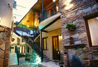 APART HOTEL - Old Tbilisi 1897 allows 18 year olds to book a room