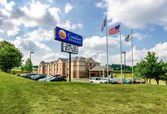 Comfort Inn and Suites Christiansburg I-81 has rooms with a private hot tub