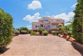 NV Luxury Villa allows 18 year olds to book a room