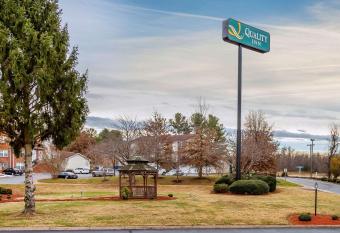 Quality Inn has Smoking rooms