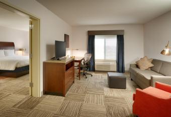 Hilton Garden Inn Salt Lake City/Sandy has rooms with a private hot tub