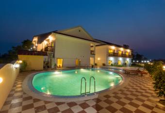 Hotel Earth Light Sauraha allows 18 year olds to book a room