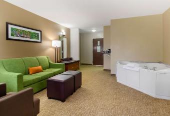 Comfort Suites Abingdon I~81 has rooms with a private hot tub