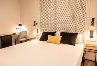 Blanq Comedias allows 18 year olds to book a room