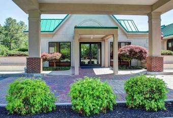 Quality Inn North has Smoking rooms