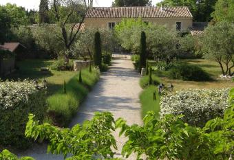 MAS SOLIGE allows 18 year olds to book a room