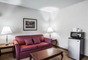 Quality Inn Grand Suites Bellingham has rooms with a private hot tub