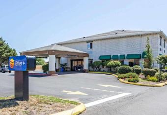 Comfort Inn and Suites Kelso - Longview allows 18 year olds to book a room