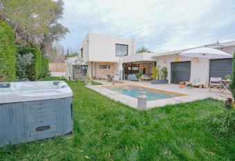 Guest House Olivades allows 18 year olds to book a room