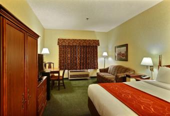 Comfort Suites Appleton Airport has rooms with a private hot tub