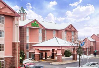 Wyndham Garden Madison Fitchburg has rooms with a private hot tub