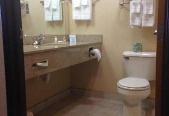 Boarders Inn & Suites By Cobblestone Hotels - Shawano has rooms with a private hot tub