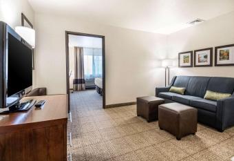 Comfort Suites at Par 4 Resort has rooms with a private hot tub