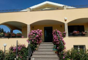 Le Rose allows 18 year olds to book a room