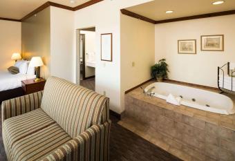 Kress Inn Ascend Hotel Collection has rooms with a private hot tub