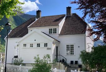 H  yanger 3 roms leilighet allows 18 year olds to book a room