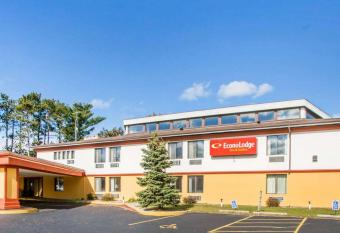 Econo Lodge Inn & Suites Stevens Point allows 18 year olds to book a room