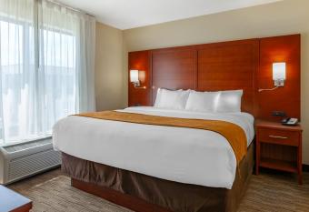 Comfort Suites Oshkosh has rooms with a private hot tub