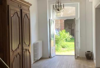 Grand corps de ferme    la rue Messire Etienne 89113 Neuilly Valravillon allows 18 year olds to book a room