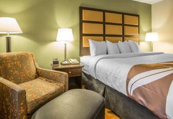 Quality Inn & Suites Marinette has rooms with a private hot tub