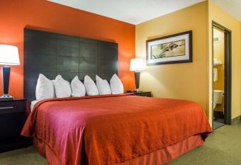 Quality Inn & Suites Kimberly has rooms with a private hot tub