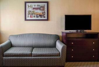 AmericInn by Wyndham Marshfield has rooms with a private hot tub
