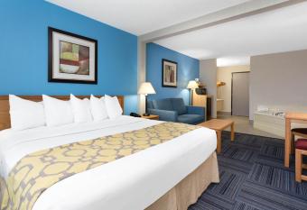 Baymont Inn & Suites Marinette has rooms with a private hot tub