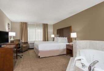 Wyndham Garden Cross Lanes Charleston has rooms with a private hot tub