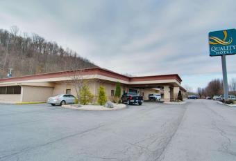Quality Hotel and Conference Center has Smoking rooms
