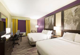 DoubleTree by Hilton Hotel Savannah Historic District has rooms with a private hot tub