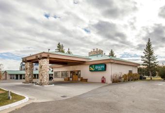 Quality Inn has Smoking rooms