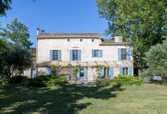 Mas des Cerisiers has Balcony rooms