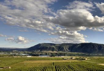 Lone Point Cellars has Balcony rooms