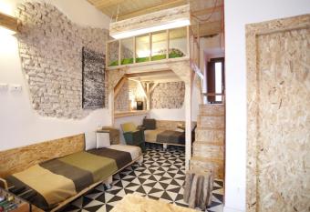 Wehomes - TinyHouse - RhoFiera Milano self check-in allows 18 year olds to book a room