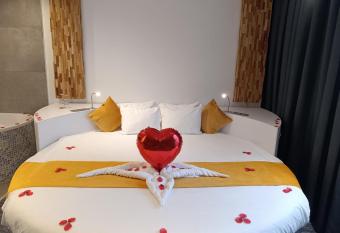 ibis Styles La Louvi  re has rooms with a private hot tub