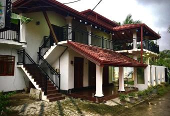 Brisa Marina allows 18 year olds to book a room