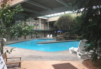 FairBridge Inn & Suites Poconos has rooms with a private hot tub