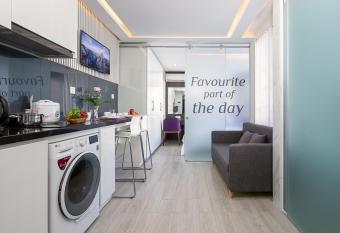 My Suites Danang Beach has rooms with a private hot tub