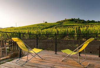 Aux pieds des vignes allows 18 year olds to book a room