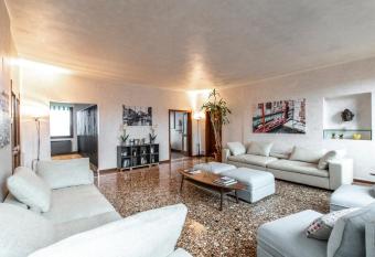 Bacino San Marco Exclusive View R&R allows 18 year olds to book a room