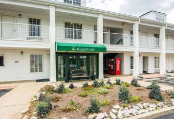 Red Roof Inn Jasper has Smoking rooms