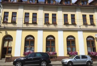 Hotel Max   imek allows 18 year olds to book a room