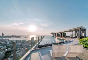 The Base Central Pattaya By Pattaya Holiday has Balcony rooms