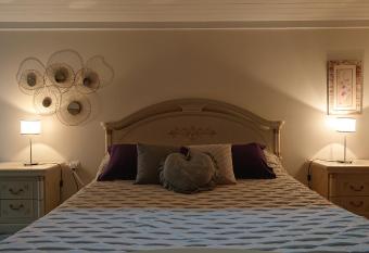 Le Domaine des Tuillieres allows 18 year olds to book a room